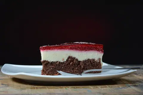 Vapes and Cakes photo 2